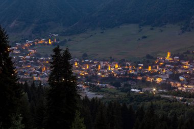 Güzel ışıklı Svan Kuleleri ile Mestia'da gece manzarası 