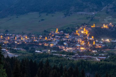 Güzel ışıklı Svan Kuleleri ile Mestia'da gece manzarası 