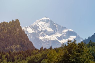 Tetnuldi Dağı, Büyük Kafkas Sıradağları'nın üzerinde yükseliyor.