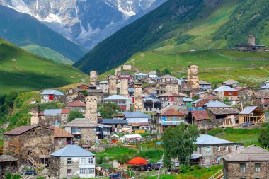 Shkhara Mt. eteklerindeki Ushguli köyünün görünümü. Resim