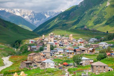 Shkhara Mt. eteklerindeki Ushguli köyünün görünümü. Resim