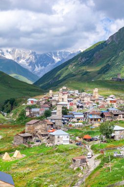 Shkhara Mt. eteklerindeki Ushguli köyünün görünümü. Resim