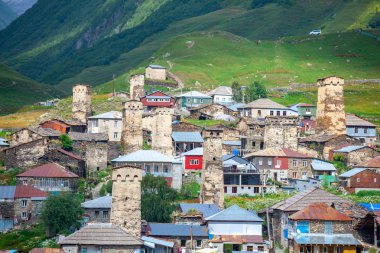Shkhara Mt. eteklerindeki Ushguli köyünün görünümü. Resim