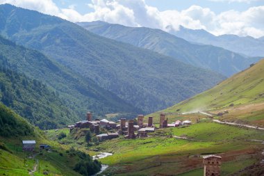 Shkhara Mt. eteklerindeki Ushguli köyünün görünümü. Resim