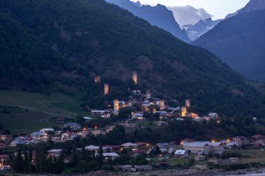 Güzel ışıklı Svan Kuleleri ile Mestia'da gece manzarası 
