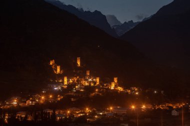 Güzel ışıklı Svan Kuleleri ile Mestia'da gece manzarası 
