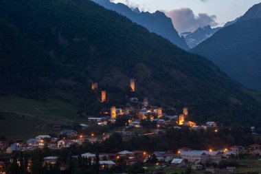 Güzel ışıklı Svan Kuleleri ile Mestia'da gece manzarası 