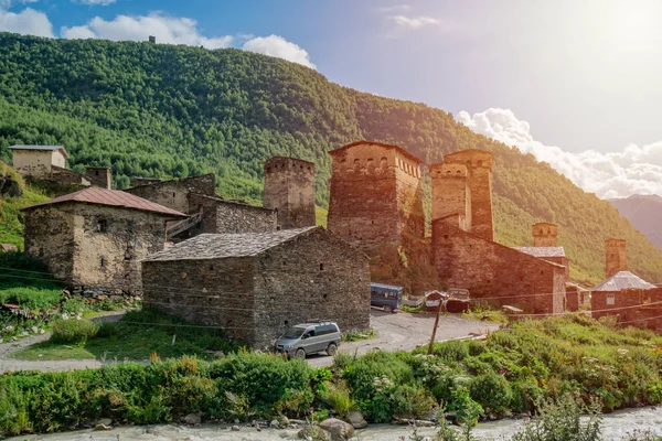 Shkhara Mt. eteklerindeki Ushguli köyünün görünümü. Resim