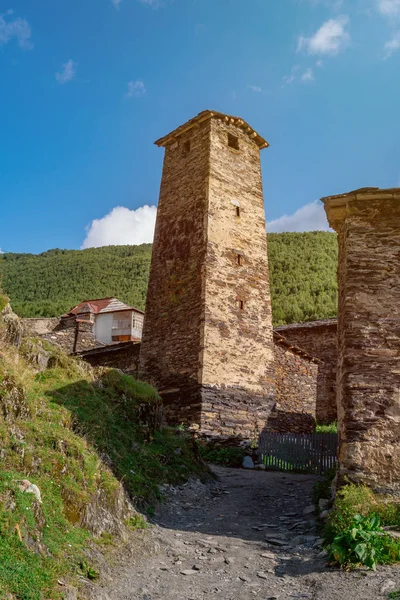 우쉬굴리 마을의 전통 고대 스반 타워, 스바네티, 카우 — 스톡 사진