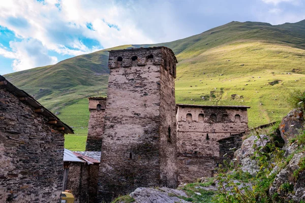 Tradicionales torres Svan antiguas en la aldea de Ushguli, Svaneti, Cau — Foto de Stock