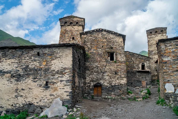 Традиционные древние башни Свана в селе Ушгули, Сванети, Кау — стоковое фото