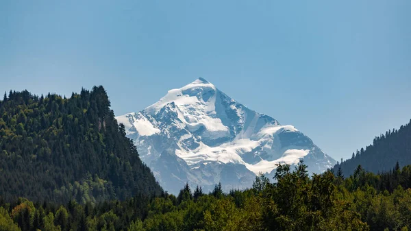 Monte Tetnuldi se eleva por encima de la Gran Cordillera del Cáucaso en el uppe — Foto de Stock