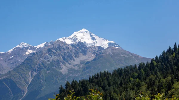 Hora Tetnuldi se tyčí nad velkou kavkazskou oblastí na vzestupu — Stock fotografie