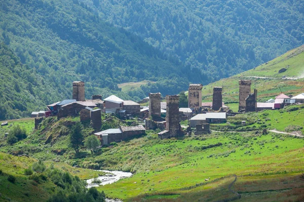 Veduta del villaggio di Ushguli ai piedi del Mt. Shkhara. Immagini — Foto Stock