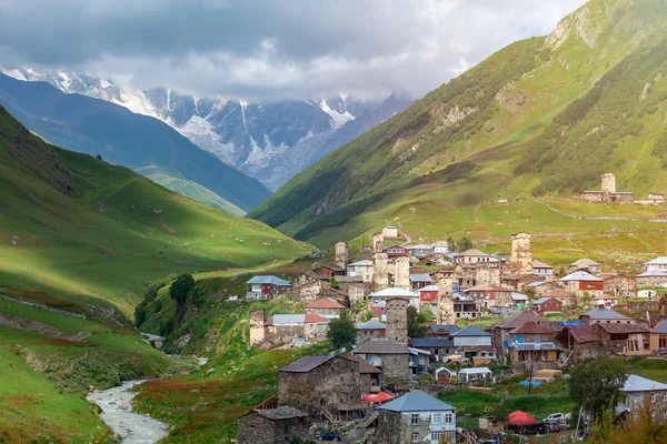 Vista del pueblo de Ushguli al pie del monte. Shkhara. Imágenes — Foto de Stock