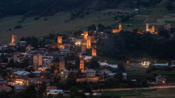 Vista notturna su Mestia con le sue bellissime torri Svan illuminate — Foto Stock