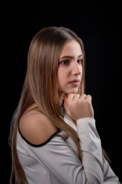 Retrato de bela menina adolescente no fundo preto — Fotografia de Stock