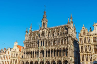 Grand Place veya Grote Markt, Brüksel'in merkezi meydanıdır. Olun