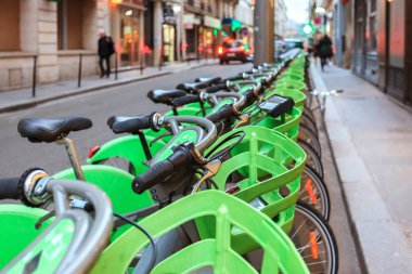 Paris şehrinde kiralık ve park eden bisikletler.