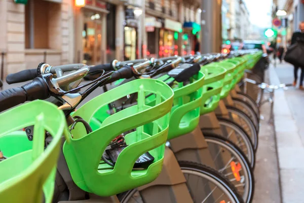 Aluguer e estacionamento de bicicletas na cidade Paris . — Fotografia de Stock