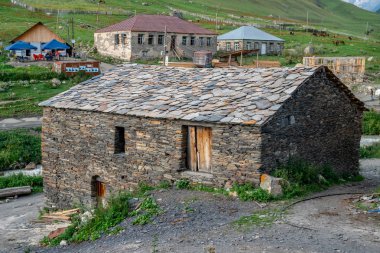 Ushguli, Gürcistan ahşap kapı ile tipik eski taş ev. Tr