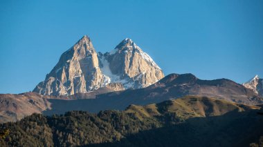 Ushba Dağı'nın manzarası. Ushba t en önemli zirvelerinden biridir