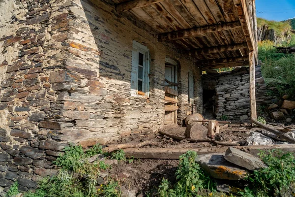 Typisch oud stenen huis met houten deur in Ushguli, Georgia. Tr — Stockfoto