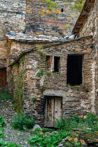 우쉬굴리, 조지아에서 나무 문 전형적인 오래된 돌 집. Tr — 스톡 사진