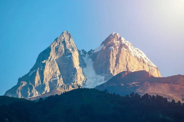 Vue sur le mont Ushba. Ushba est l'un des pics les plus notables de t — Photo