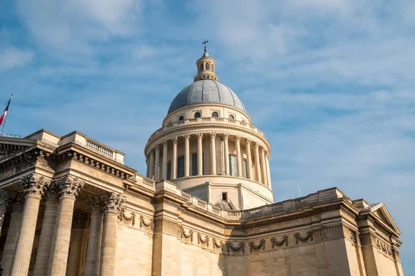 Toppen av fasaden på Pantheon i Paris. Frankrike. — Stockfoto