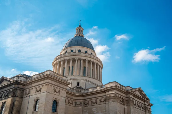 Toppen av fasaden på Pantheon i Paris. Frankrike. — Stockfoto