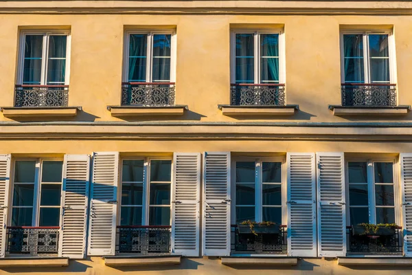 Fachada típica do edifício parisiense com janela de ferro forjado fen — Fotografia de Stock
