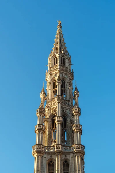 Tornet i den vackra medeltida stadshuset byggnad i Bryssel. — Stockfoto