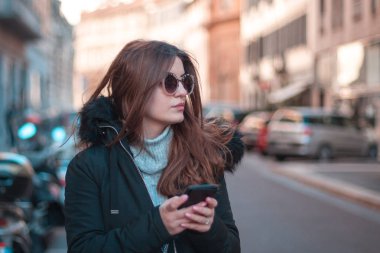 Milano sokaklarında güneş gözlüğü ve telefon güzel kız. 
