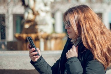 Milano sokaklarında güneş gözlüğü ve telefon güzel kız. 
