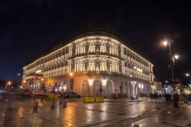 Varşova, Polonya - 01.01.2019: Eski şehir Warsa'da gece şehir ışıkları