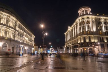 Varşova, Polonya - 01.01.2019: Eski şehir Warsa'da gece şehir ışıkları