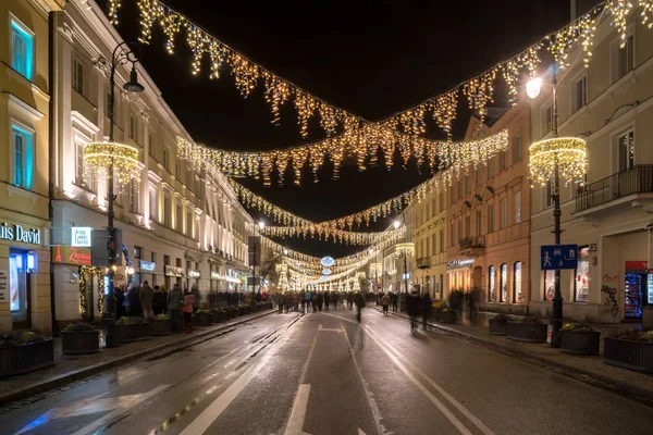 Varsovia, Polonia - 01.01.2019: luces de noche en la ciudad vieja Warsa — Foto de Stock