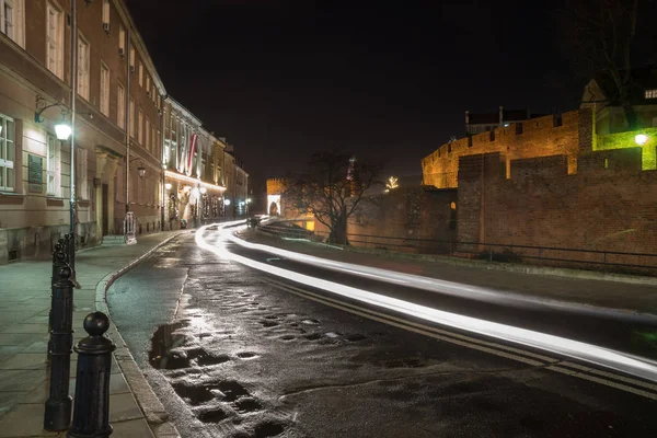 Varsóvia, Polônia - 01.01.2019: luzes da cidade noturna na cidade velha Warsa — Fotografia de Stock