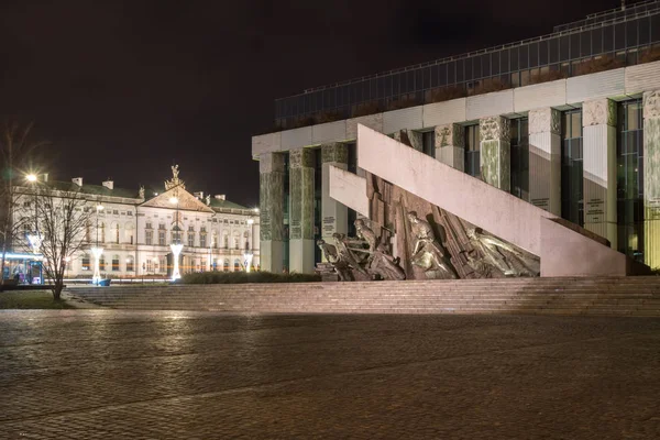 Varsó, Lengyelország-01.01.2019: éjszakai kilátás az emlékmű a Warsa — Stock Fotó