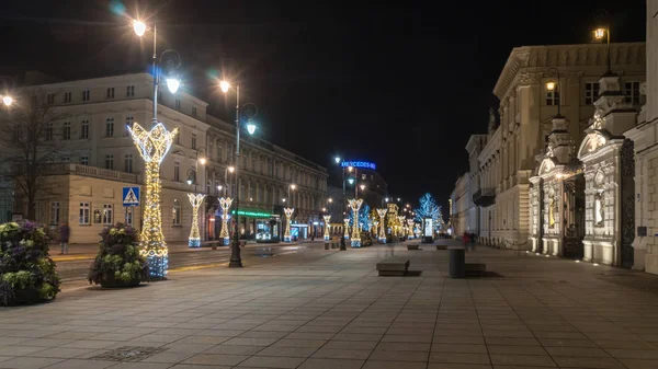 Varsóvia, Polônia - 01.01.2019: luzes da cidade noturna na cidade velha Warsa — Fotografia de Stock