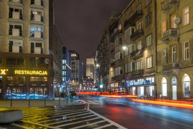 Varşova, Polonya - 02.01.2019: Eski şehir Warsa'da gece şehir ışıkları