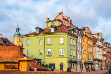 Varşova, Polonya - 03.01.2019: W'de eski kentteki antik şehir evleri