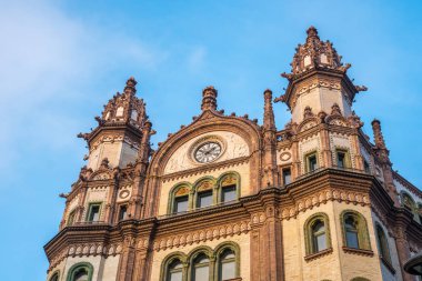 Iki kule, güzel ünlü Brudern evin ön cephesi 