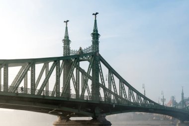 Macaristan'da Budapeşte Özgürlük Köprüsü, Buda ve bağlar 