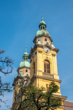 Budapeşte, Macaristan'da güzel sarı kilise. Din.