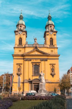 Budapeşte, Macaristan'da güzel sarı kilise. Din.