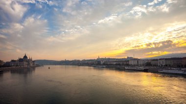 Budapeşte parlamentosu ve Tuna Nehri'nin İnanılmaz Akşam Görünümü 