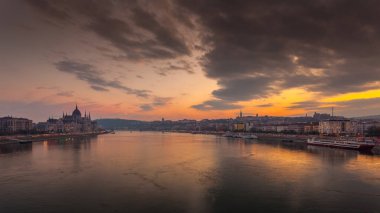 Budapeşte parlamentosu ve Tuna Nehri'nin İnanılmaz Akşam Görünümü 