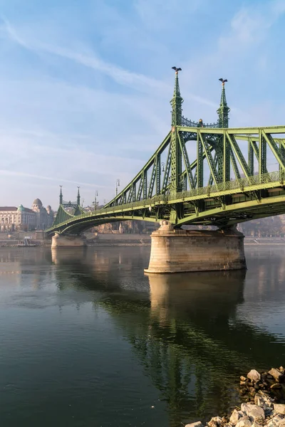 Моста свободи в Будапешті в Угорщині, він з'єднує Буда і — стокове фото